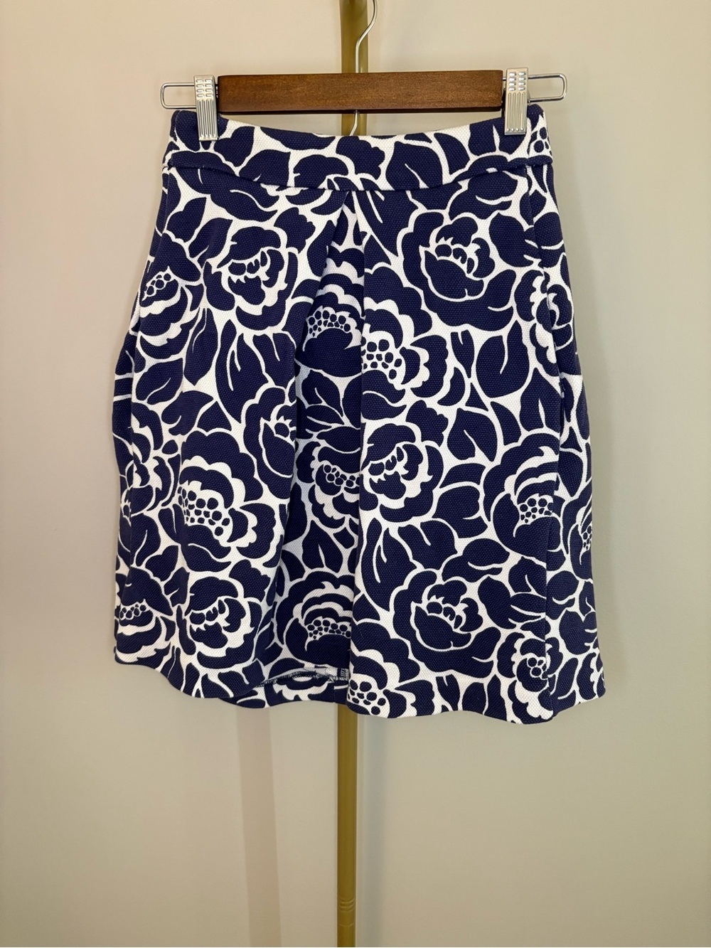 Boden Kate Floral Ponte Skirt in Navy and White